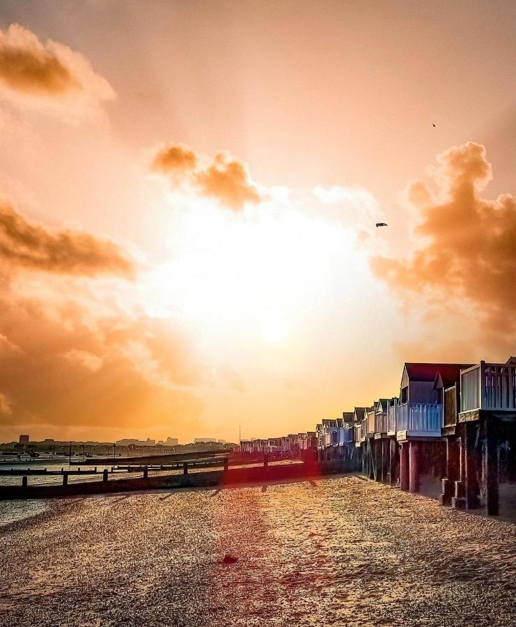 Seafront Suites - Close To Beach, Train Station & Southend Airport Southend-on-Sea Exterior photo